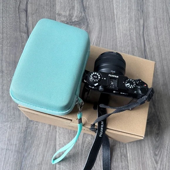 Fujifilm X-M5 Camera like new condition with camera case - Picture 9 of 9